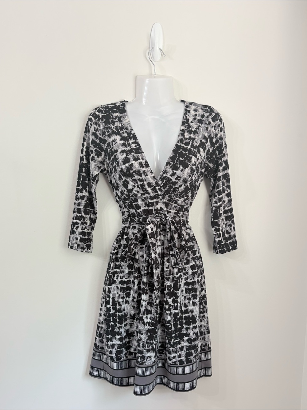 BCBGMAXAZRIA Faux Wrap Dress Black White Abstract 3/4 Sleeve Career Chic XS